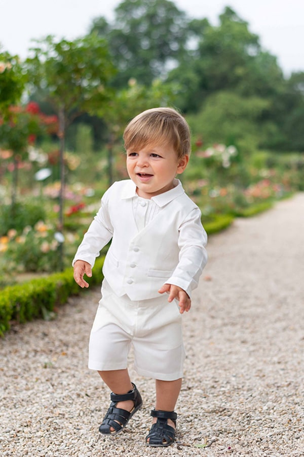 Bermuda cérémonie bébé garçon Oscar en coton blanc cassé. Création française Fil de Légende. Photo de l'ensemble bermuda, chemise et gilet de cérémonie portés par un enfant.