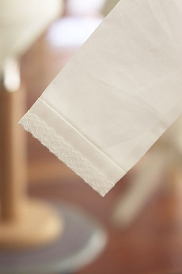 Body chemise de cérémonie pour bébé garçon Oscar en popeline de coton blanc cassé et dentelle de coton. Création française Fil de Légende.  Photo de la manche.