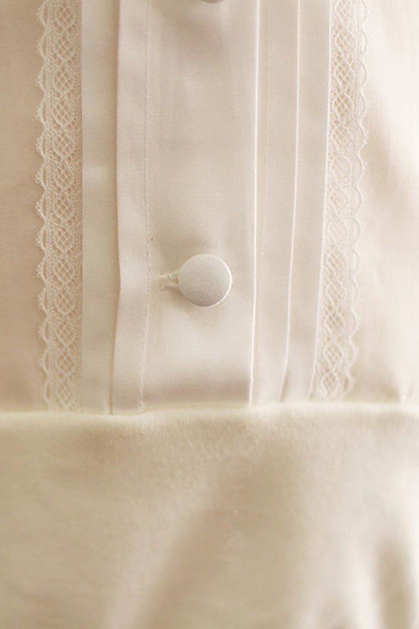 Body chemise de cérémonie pour bébé garçon Oscar en popeline de coton blanc cassé et dentelle de coton. Création française Fil de Légende.  Photo du bouton et de la dentelle.