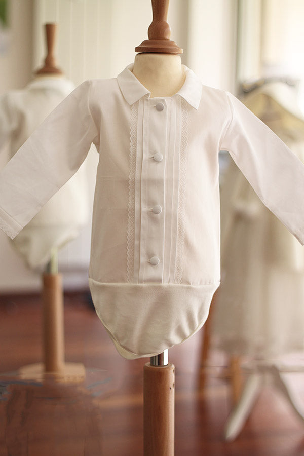 Body chemise de cérémonie pour bébé garçon Oscar en popeline de coton blanc cassé et dentelle de coton. Création française Fil de Légende. Disponible en ligne et en boutique à Paris, Neuilly-sur-Seine.