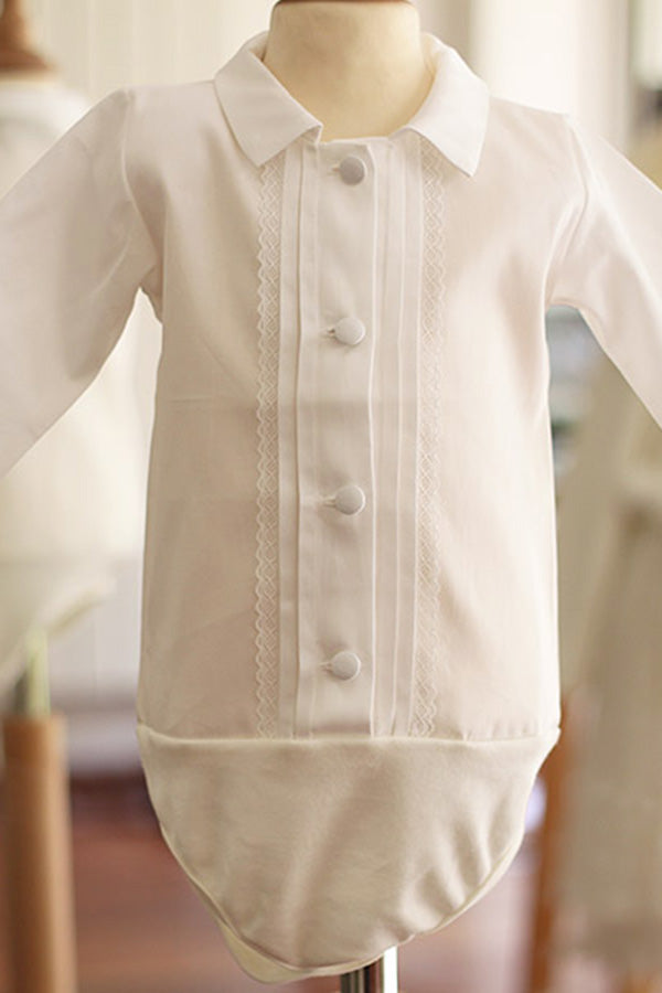 Body chemise de cérémonie pour bébé garçon Oscar en popeline de coton blanc cassé et dentelle de coton. Création française Fil de Légende.  Photo  du body chemise sur mannequin de couture.