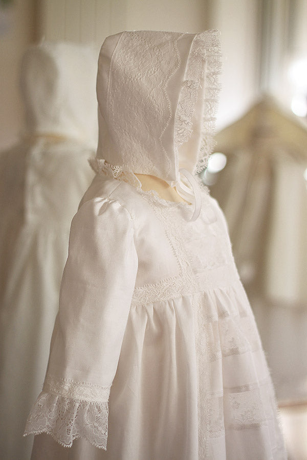 Bonnet de baptême bébé Joséphine en coton blanc cassé et dentelle fine. Création française Fil de Légende. Disponible en ligne ou en boutique à Paris, Neuilly-sur-seine.