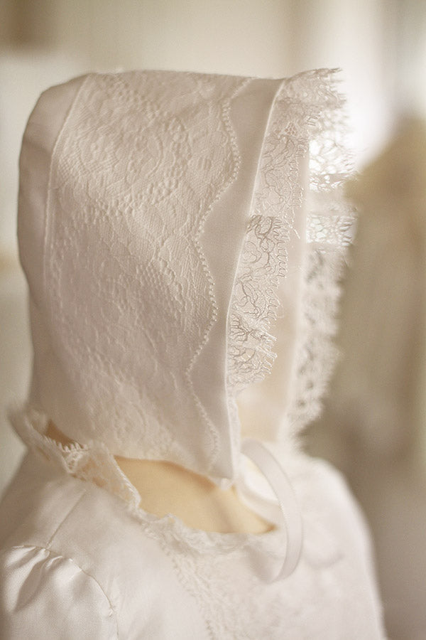 Bonnet de baptême bébé Joséphine en coton blanc cassé et dentelle fine. Création française Fil de Légende. Photo du gros plan du bonnet.0