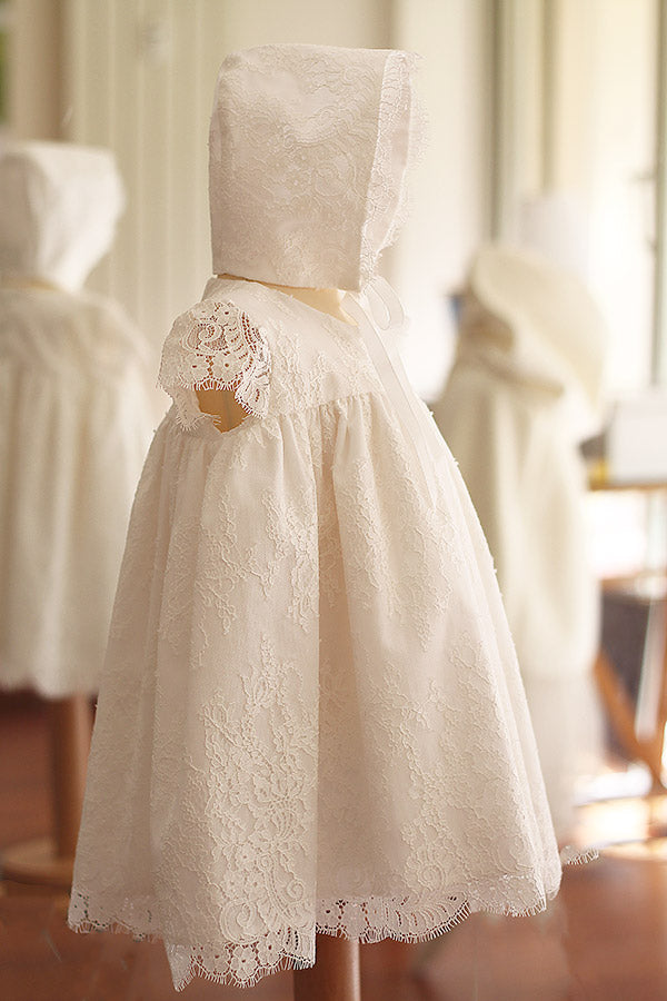 Bonnet de baptême bébé fille Amaia en dentelle italienne doublé coton. Création française Fil de Légende. Photo du bonnet porté avec la robe assortie.