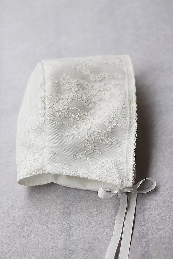 Bonnet de baptême bébé fille Aurélia en dentelle italienne blanc cassé doublé coton. Création française Fil de Légende.  Photo de la dentelle.