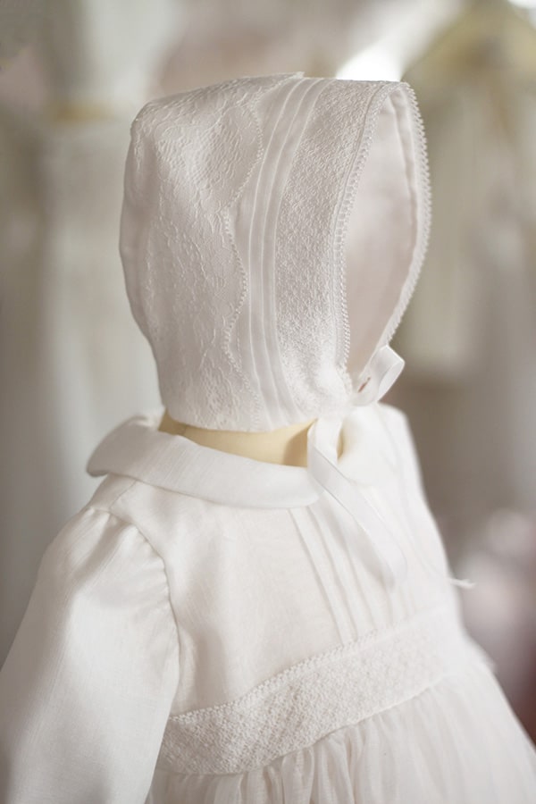 Bonnet baptême bébé en mousseline et dentelle blanc cassé. Modèle Augustine. Création française Fil de Légende. Disponible en ligne et en boutique à Paris, Neuilly-sur-Seine.