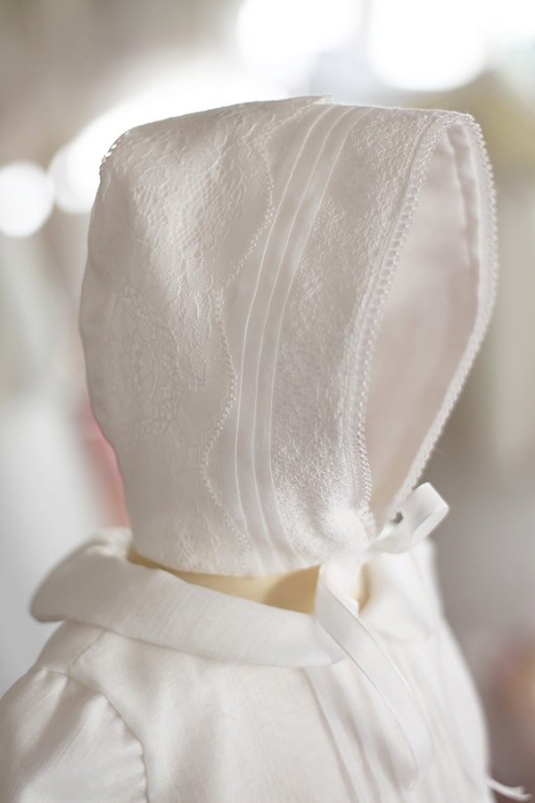 Bonnet baptême bébé en mousseline et dentelle blanc cassé. Modèle Augustine. Création française Fil de Légende. Photo des détails du bonnet.