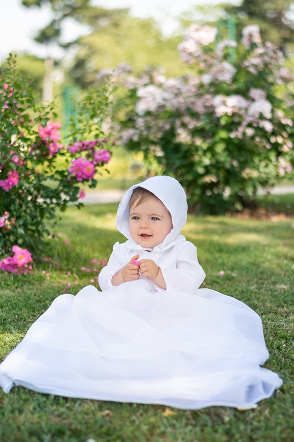 Bonnet de baptême bébé Victor en organza de soie blanc et dentelle blanche. Création française Fil de Légende. Photo du bonnet porté avec la robe assortie.