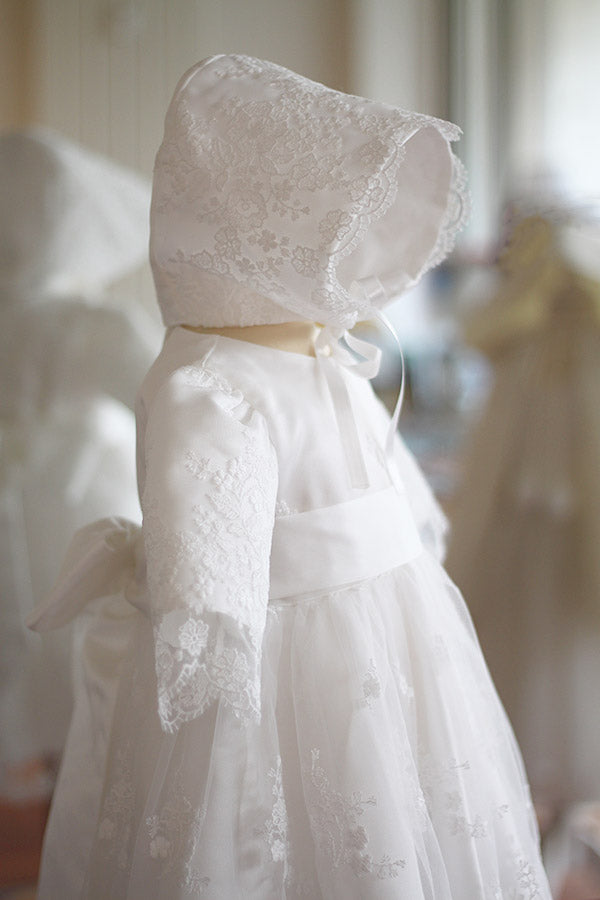 Bonnet de baptême bébé fille Estelle en tulle souple brodé doublé de satin blanc cassé. Création française Fil de Légende. Disponible en ligne et en boutique à Paris, Neuilly-sur-Seine.