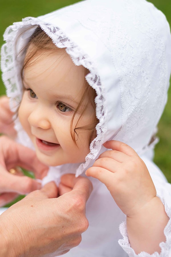 Bonnet baptême bébé fille Marie en coton blanc et dentelle de Calais. Création française Fil de Légende. Photo du galon de dentelle.