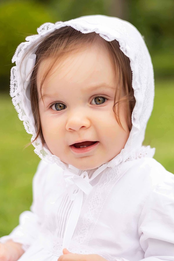 Bonnet baptême bébé fille Marie en coton blanc et dentelle de Calais. Création française Fil de Légende. Photo du pourtour du bonnet.