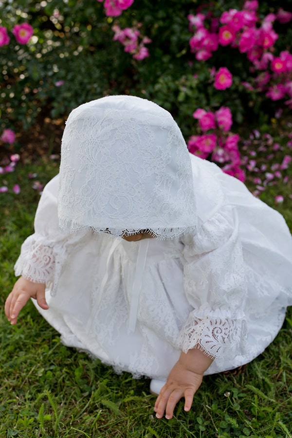 Bonnet de baptême bébé fille Amaia en dentelle italienne doublé coton. Création française Fil de Légende. Photo du dessus du bonnet.