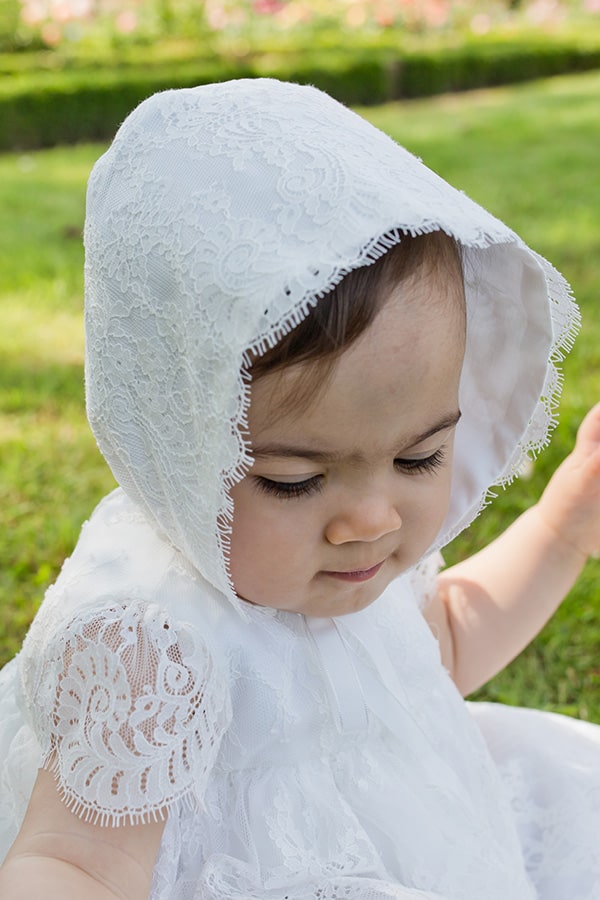 Bonnet de baptême bébé fille Amaia en dentelle italienne doublé coton. Création française Fil de Légende. Photo  de la bordure du bonnet.