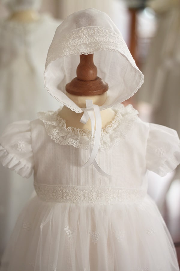Bonnet de baptême bébé fille Gloria en mousseline et dentelle blanc cassé. Création française Fil de Légende. Photo du bonnet vu de face.