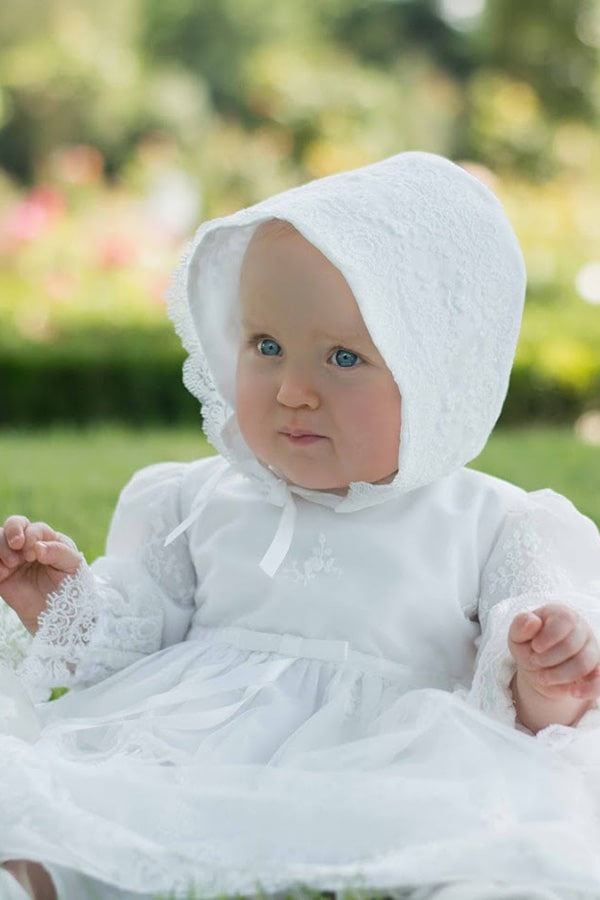 Bonnet de baptême bébé fille Sofia en tulle souple brodé italien blanc cassé, doublé de coton. Création française Fil de Légende. Photo du bonnet vu de face.