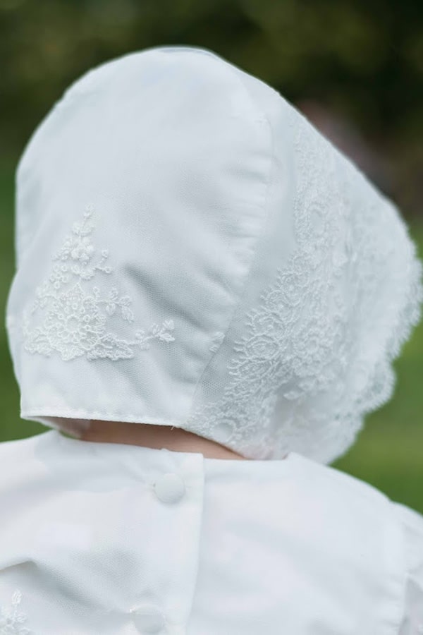 Bonnet de baptême bébé fille Sofia en tulle souple brodé italien blanc cassé, doublé de coton. Création française Fil de Légende. Photo du dos du bonnet.