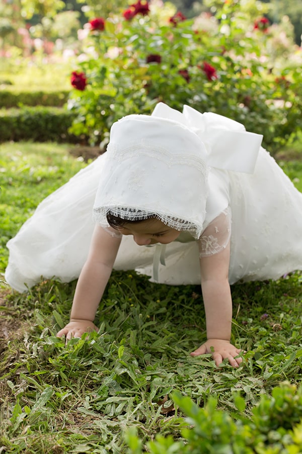 Bonnet de baptême bébé fille Maya en satin italien blanc cassé et dentelle française de calais Caudry. Création française Fil de Légende. Photo du dessus du bonnet.
