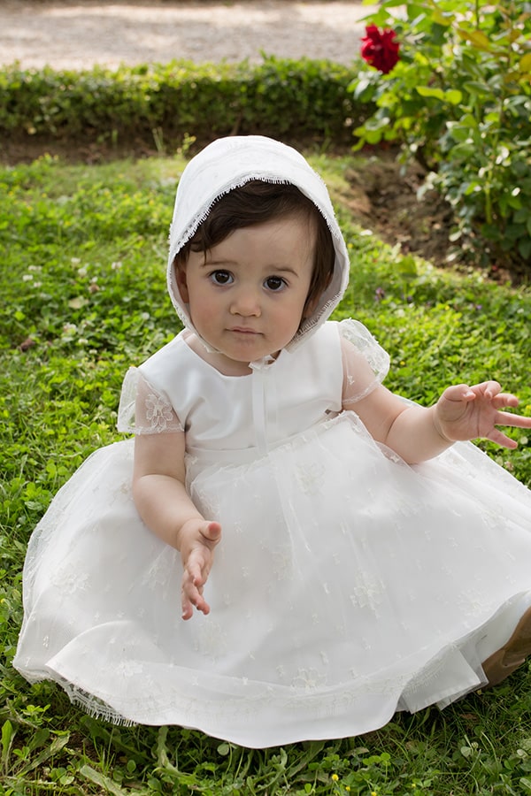 Bonnet de baptême bébé fille Maya en satin italien blanc cassé et dentelle française de calais Caudry. Création française Fil de Légende. Photo du pourtour du bonnet.