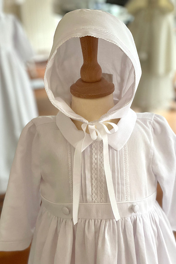 Bonnet de baptême bébé pour fille ou garçon en piqué de coton blanc et dentelle de coton. Modèle Gabriel. Boutique Fil de Légende vêtements de baptême bébés à Paris, Neuilly-sur-Seine.