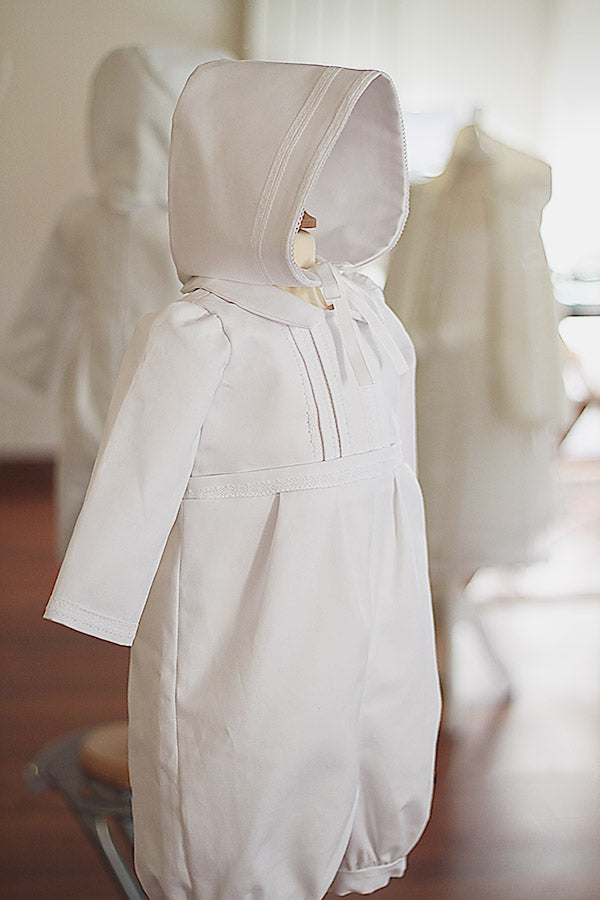 Bonnet de baptême bébé garçon Léo en coton blanc et galons de dentelle de coton. Création française Fil de Légende. Disponible en ligne et en boutique showroom à Paris Neuilly-sur-Seine.