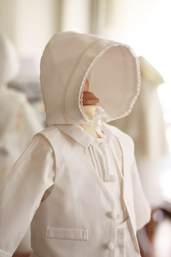 Bonnet de baptême bébé garçon Oscar en coton blanc cassé et dentelle de coton ivoire. Création française Fil de Légende. Disponible en ligne et en boutique à Paris, Neuilly-sur-Seine.