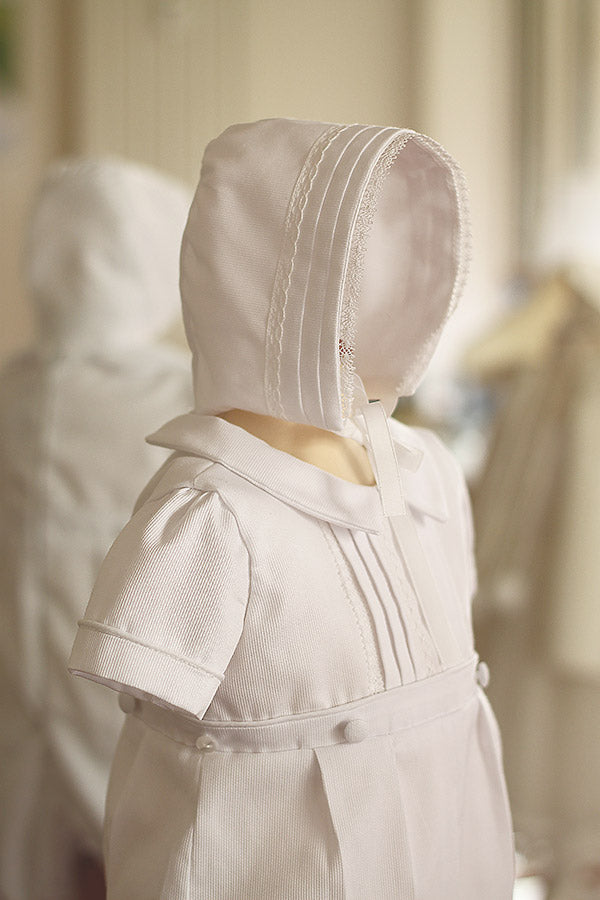 Bonnet de baptême bébé garçon Augustin en piqué de coton blanc et dentelle de coton. Création française Fil de Légende. Disponible en ligne et en boutique à Paris, Neuilly-sur-Seine.  