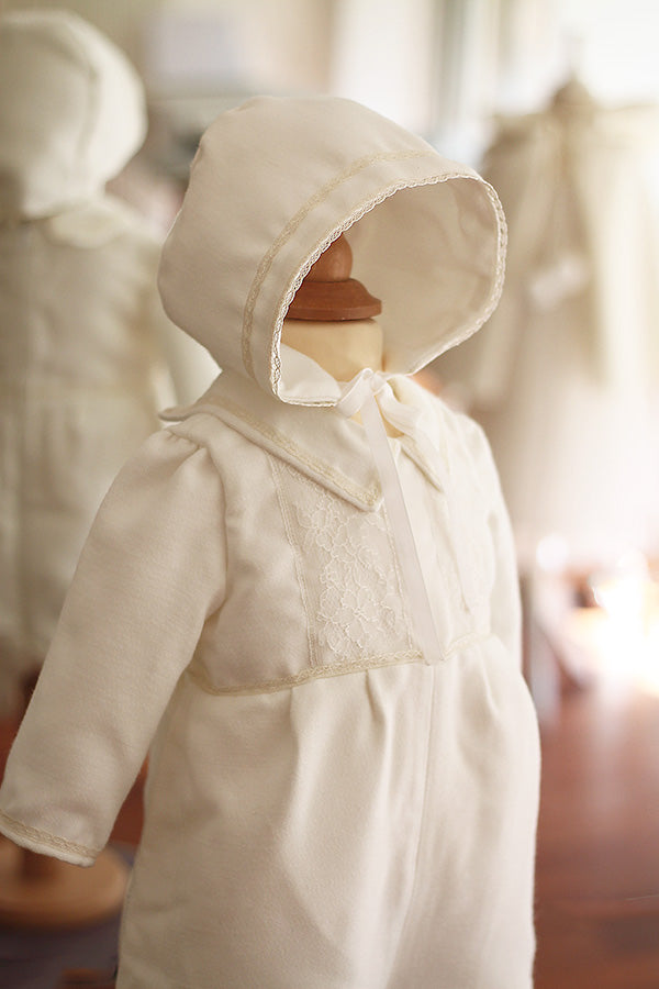 Bonnet de baptême bébé garçon Thomas pour l'hiver en lainage et galon de dentelle de coton. Création française Fil de Légende. Disponible en ligne et en boutique à Paris, Neuilly-sur-Seine.