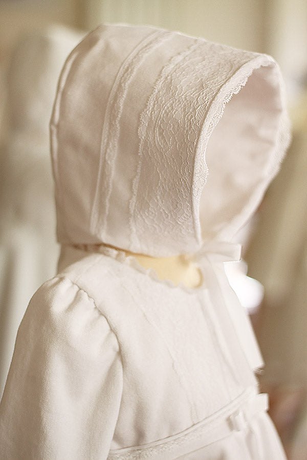 Bonnet de baptême bébé pour l'hiver en velours blanc et dentelle fine. Création française Fil de Légende.  Disponible en ligne ou en boutique à Paris, Neuilly-sur-Seine. 