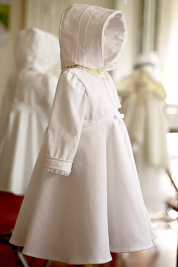 Bonnet de baptême bébé pour l'hiver en velours blanc et dentelle fine. Création française Fil de Légende.  Photo du bonnet vu de côté.