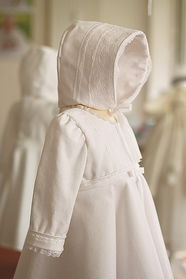 Bonnet de baptême bébé pour l'hiver en velours blanc et dentelle fine. Création française Fil de Légende.  Photo du bonnet porté avec la robe assortie.