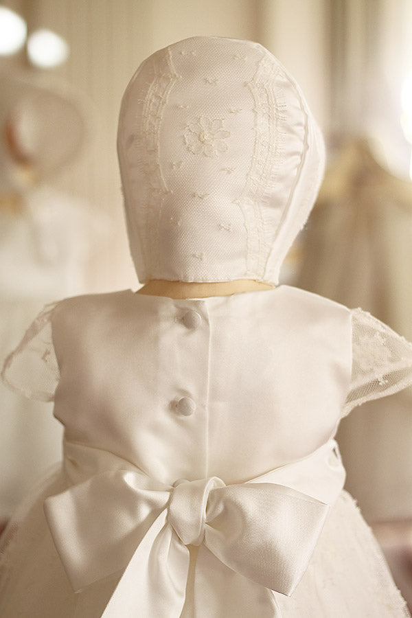 Bonnet de baptême bébé fille en satin italien blanc cassé et dentelle française de calais Caudry. Création française Fil de Légende. Photo du dos du bonnet.