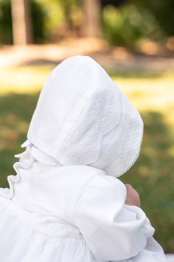 Bonnet baptême bébé en mousseline et dentelle blanc cassé. Modèle Augustine. Création française Fil de Légende. Photo de la dentelle du bonnet.