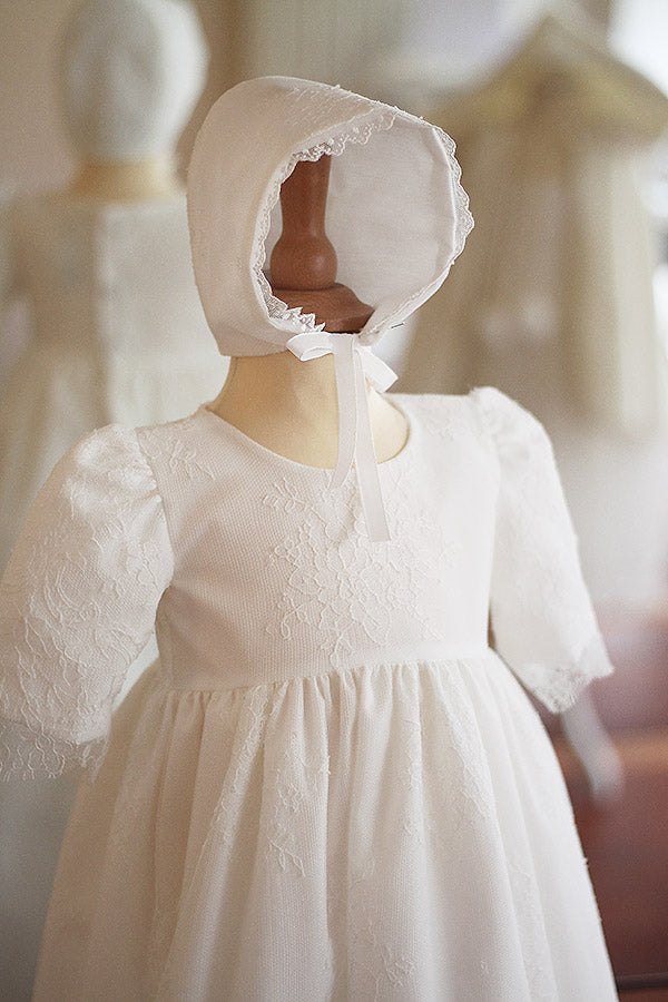 Bonnet de baptême traditionnel pour bébé en dentelle fine. Couleur blanc cassé. Fait main en France. Magasin Fil de Légende Paris, Neuilly-sur-Seine.