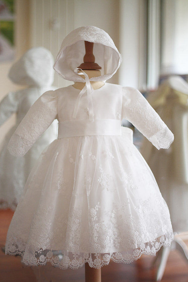 Bonnet de baptême bébé fille Estelle en tulle souple brodé doublé de satin blanc cassé. Création française Fil de Légende. Photo du bonnet vu de face.