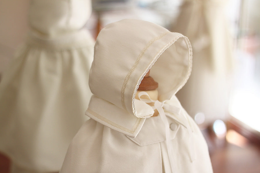 Bonnet de baptême bébé garçon Thomas pour l'hiver en lainage et galon de dentelle de coton. Création française Fil de Légende. Photo en gros plan du bonnet.
