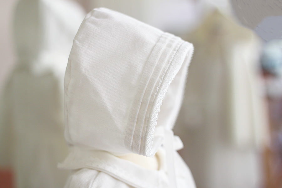 Bonnet baptême bébé garçon Paul pour l'hiver en velours de coton blanc cassé et galon de dentelle de coton. Création française Fil de Légende. Photo es détails du bonnet.