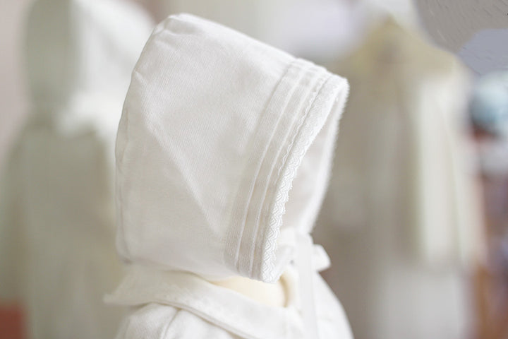 Bonnet baptême bébé garçon Paul pour l'hiver en velours de coton blanc cassé et galon de dentelle de coton. Création française Fil de Légende. Photo es détails du bonnet.