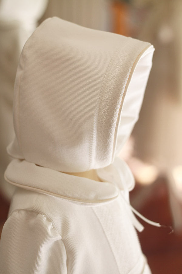 Bonnet de baptême bébé garçon en velours blanc cassé et dentelle fine. Création française Fil de Légende. Disponible en ligne et en boutique à Paris, Neuilly-sur-Seine.