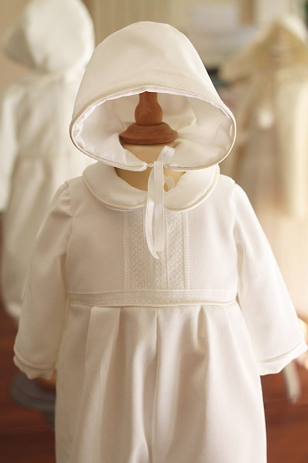Bonnet de baptême bébé garçon en velours blanc cassé et dentelle fine. Création française Fil de Légende. Photo du bonnet vu de face.