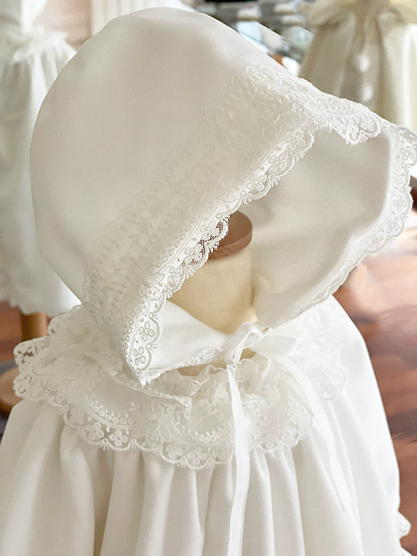Bonnet baptême bébé fille pour l'hiver en velours blanc cassé et dentelle. Doublure polaire. Création française Fil de Légende. Disponible en ligne et en boutique à Paris, Neuilly-sur-Seine.