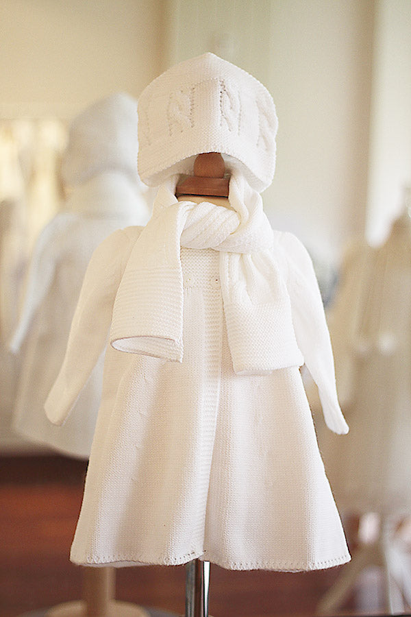 Ensemble bonnet plus écharpe pour bébé en maille blanche. Idéal pour baptême. Boutique Fil de Légende à Paris, Neuilly-sur-Seine.