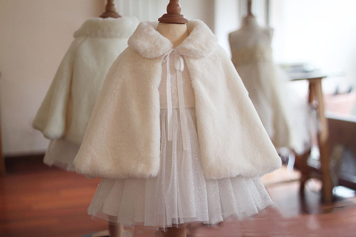 Cape de cérémonie ou baptême bébé fille en fausse fourrure blanc cassé. Idéal pour les cérémonies d'hiver. Gros plan.