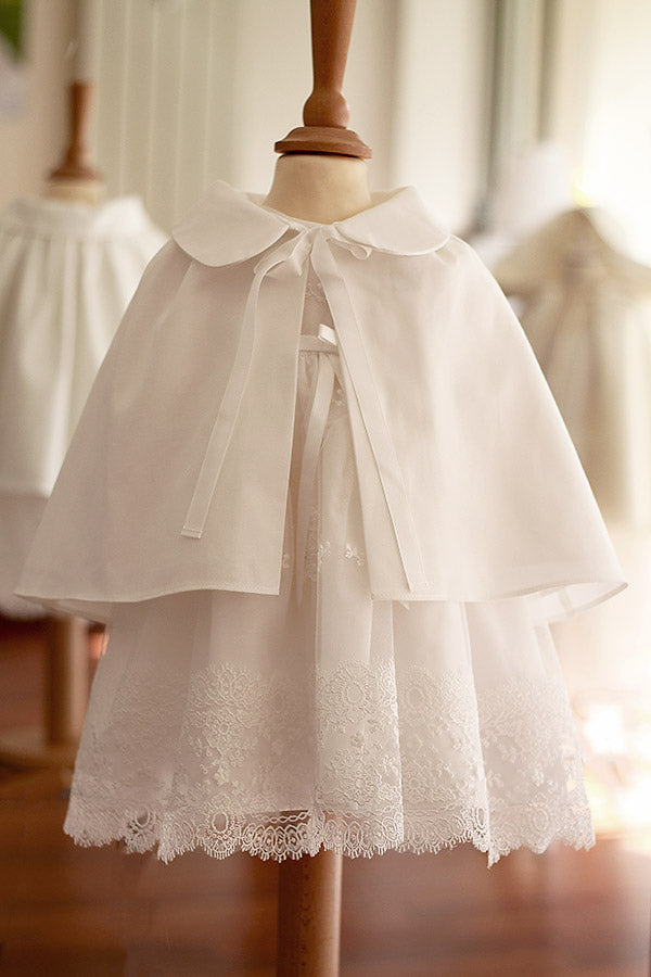 Cape de baptême bébé en coton blanc cassé. Création française Fil de Légende. Disponible en ligne et en boutique showroom à Paris, Neuilly-sur-Seine.
