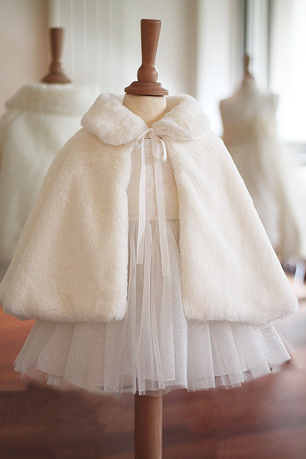 Cape de cérémonie ou baptême bébé fille en fausse fourrure blanc cassé. Idéal pour les cérémonies d'hiver. Magasin Fil de Légende Paris, Neuilly-sur-Seine.