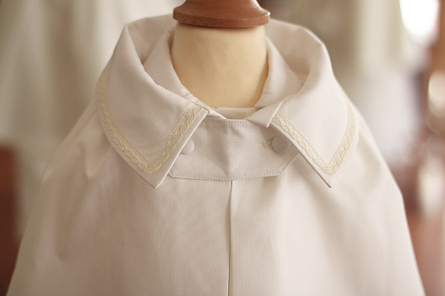 Cape de baptême bébé garçon Oscar en coton blanc cassé et galons de dentelle de coton. Création française Fil de Légende. Photo du col.