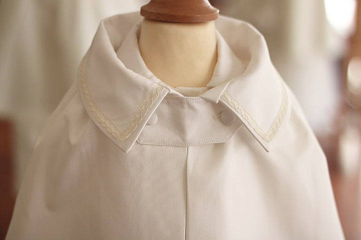 Cape de baptême bébé garçon Oscar en coton blanc cassé et galons de dentelle de coton. Création française Fil de Légende. Photo du col.