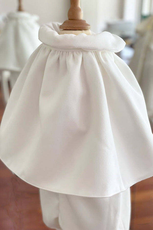 Cape de baptême automne hiver pour fille ou garçon en Mouflon blanc cassé doublé polaire. Fermeture avec boutons. Création française Fil de Légende.  Photo de la cape vue de dos.