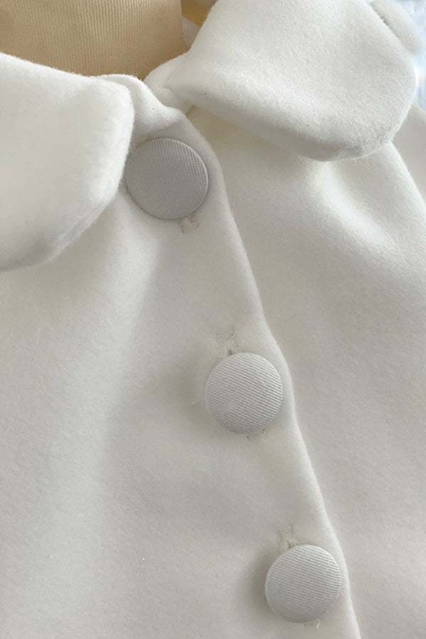 Cape de baptême automne hiver pour fille ou garçon en Mouflon blanc cassé doublé polaire. Fermeture avec boutons. Création française Fil de Légende.  Photo des boutons.