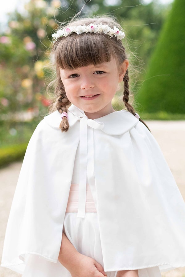 Cape de baptême bébé en coton blanc cassé. Création française Fil de Légende. Photo du gros plan de la cape.