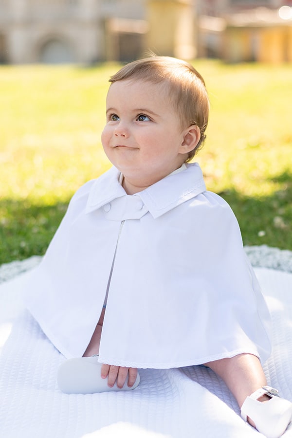 Cape de baptême bébé garçon Adrien en coton blanc et dentelle de coton.  Création française Fil de Légende.  Photo des détails de la cape.